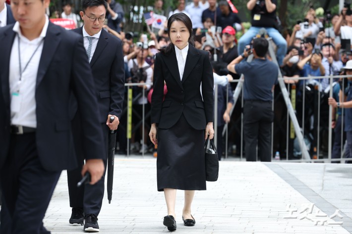 윤석열 전 대통령 부인 김건희 씨가 6일 오전 서울 종로구 KT광화문빌딩 웨스트에 마련된 민중기 특별검사팀에 피의자 신분으로 첫 출석하고 있다. 전·현직 대통령 부인이 수사기관에 피의자로 공개 출석하는 것은 헌정사상 처음이다.