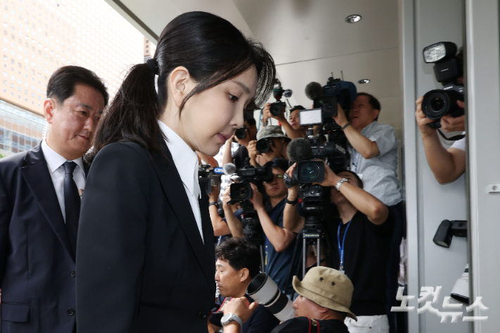 윤석열 전 대통령 부인 김건희 씨가 6일 오전 서울 종로구 KT광화문빌딩 웨스트에 마련된 민중기 특별검사팀에 피의자 신분으로 첫 출석하고 있다. 류영주 기자