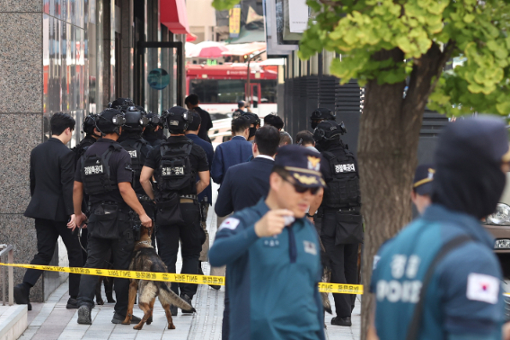 서울 신세계백화점 수색 마친 경찰특공대. 연합뉴스