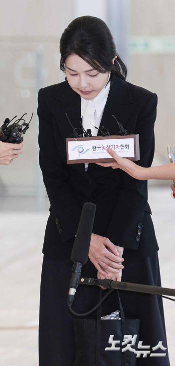 고개 숙인 김건희