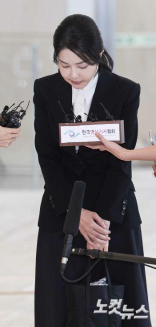 고개 숙인 김건희