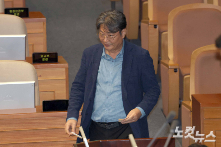 '차명거래 논란'에 휩싸인 이춘석 더불어민주당 의원이 5일 오후 서울 여의도 국회 본회의장에서 무제한토론 종결동의안의 건에 대한 투표를 하고 있다. 박종민 기자