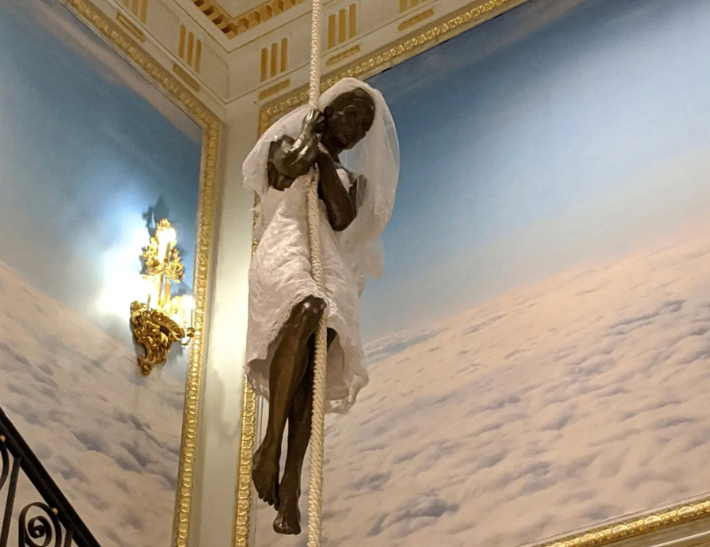 뉴욕타임즈가 4일(현지시간) 보도한 엡스타인 저택 내부 사진. 웨딩드레스를 입은 동상이 줄에 매달려있는 모습이다. 뉴욕타임즈 제공