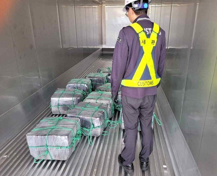 컨테이너에서 발견된 코카인 꾸러미. 부산세관 제공