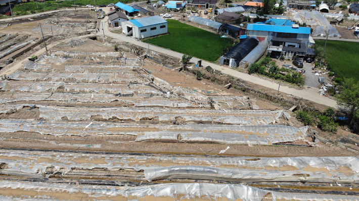 수해를 입은 비닐하우스. 예산군 제공