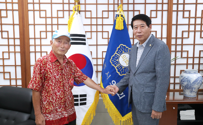 남관우 전주시의회 의장(오른쪽)이 지난 5일 제기차기 명인 채규칠 씨와 악수하고 있다. 전주시의회 제공