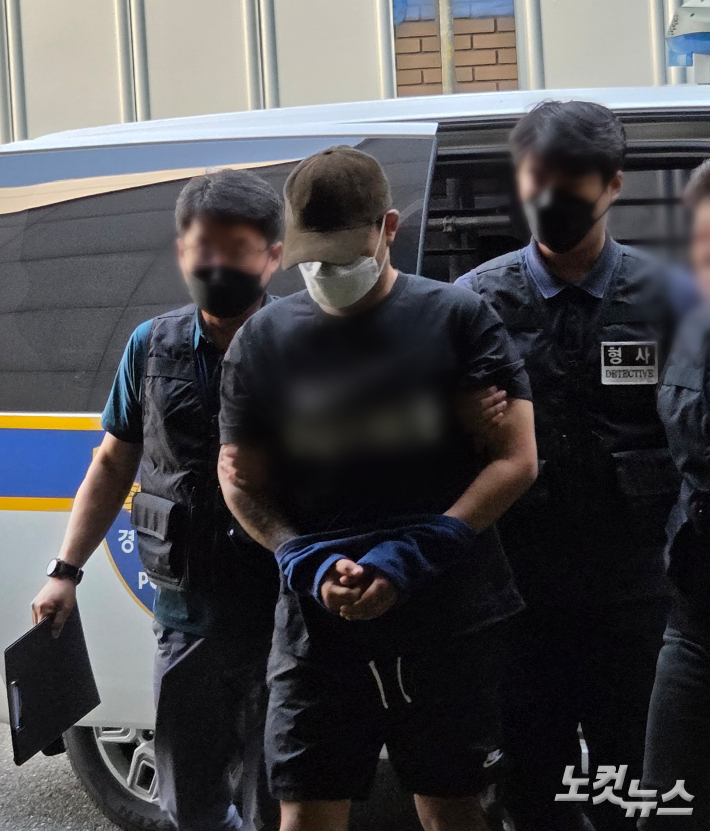 전 연인을 흉기로 살해한 20대 남성이 5일 오전 대전서부경찰서로 압송되고 있다. 박우경 기자