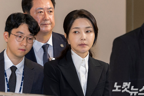 윤석열 전 대통령의 부인 김건희 씨가 6일 오전 서울 종로구 KT 광화문빌딩 웨스트에 마련된 민중기 특별검사 사무실로 출석하고 있다. 사진공동취재단