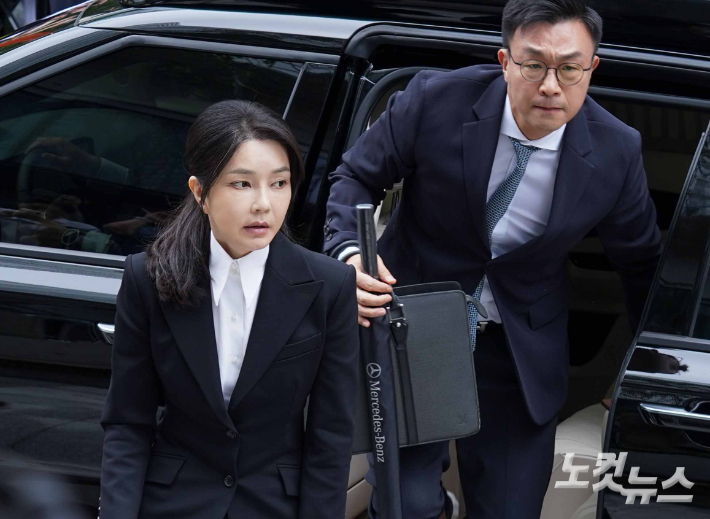 윤석열 전 대통령의 부인 김건희 씨가 6일 오전 서울 종로구 KT 광화문빌딩 웨스트에 마련된 민중기 특별검사 사무실로 출석하고 있다. 사진공동취재단