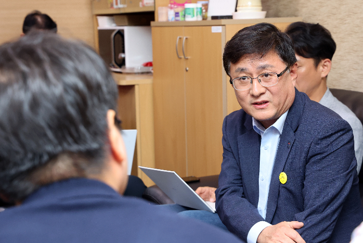 김성환 환경부 장관이 4일 정부세종청사 환경부 기자실에서 출입기자단 간담회를 열고 질문에 답하고 있다. 연합뉴스