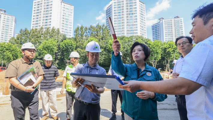 과천 도심 사업현장에서 부채를 들고 진두지휘하고 있는 신계용 과천시장 모습. 과천시 제공