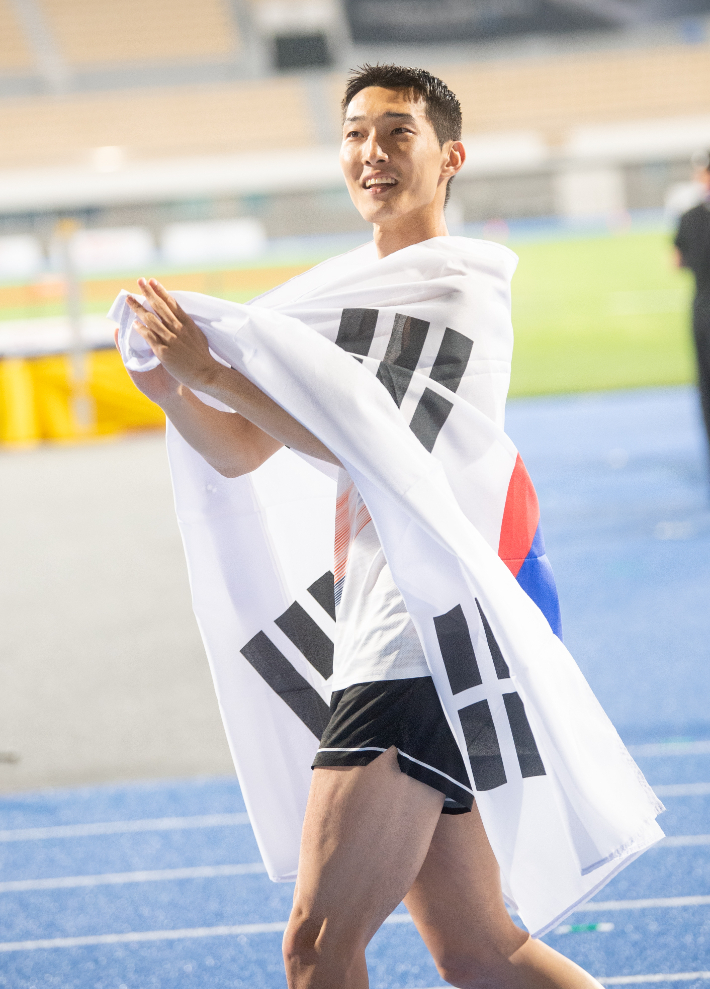 '스마일 점퍼' 우상혁(29·용인시청)이 지난 5월 29일 경북 구미시민운동장에서 열린 2025 아시아육상경기선수권대회 남자 높이뛰기 결선에서 2ｍ29를 넘어 정상에 오른 뒤 기뻐하고 있다. 구미시 제공