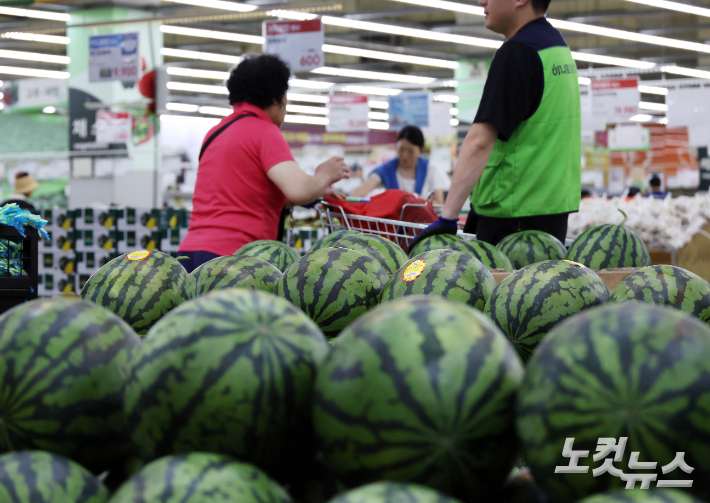 서울 서초구 하나로마트 양재점에서 시민들이 수박을 고르고 있다. 황진환 기자