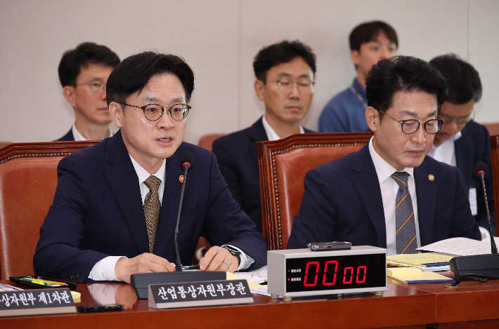 6일 서울 여의도 국회에서 열린 산업통상자원중소벤처기업위원회 전체회의에서 김정관 산업통상자원부 장관이 의원 질의에 답하고 있다. 연합뉴스