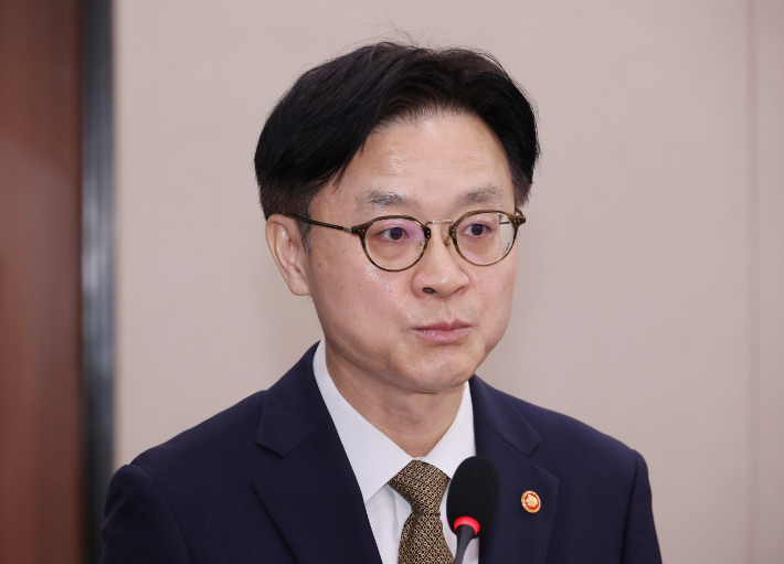 6일 서울 여의도 국회에서 열린 산업통상자원중소벤처기업위원회 전체회의에서 김정관 산업통상자원부 장관이 한미 관세협상 관련 보고를 하고 있다. 연합뉴스