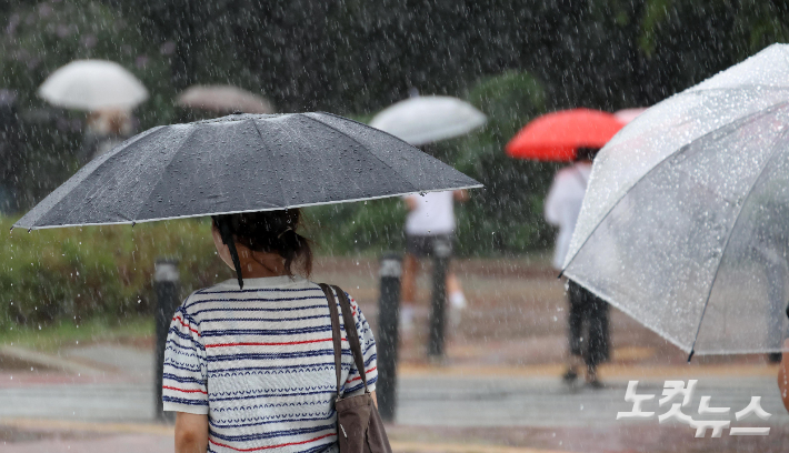 우산을 쓴 시민들이 발걸음을 옮기고 있다. 박종민 기자