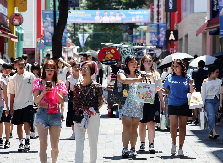 지난달 27일 법무부 출입국외국인정책본부에 따르면 올해 6월 말 기준 국내 체류 외국인은 273만2797명으로, 전월보다 1.5%(4만68명) 증가했다. 국적별로 보면 중국이 97만2176명으로 전체 체류 외국인의 35.6%를 차지했다. 사진은 진은 이날 명동거리. 연합뉴스