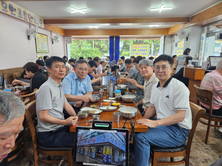 광주교통공사가 골목상권 활성화를 위한 '착한 소비' 실천에 나서며 지역 경제 회복에 힘을 보태고 있다. 광주교통공사 제공
