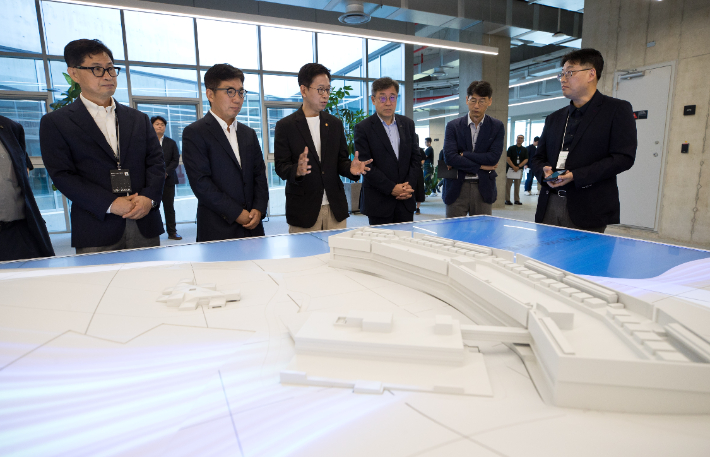 세종 네이버데이터센터. 사진은 지난달 24일 배경훈 과학기술정보통신부 장관이 방문해 김유원 네이버클라우드 대표와 센터를 시찰하는 모습. 과학기술정보통신부 제공