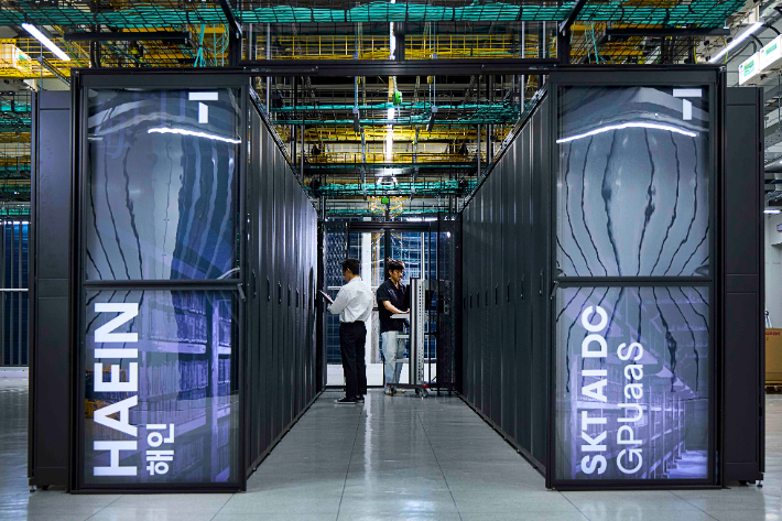 지난 1일 최신 B200 GPU 기반의 소버린(Sovereign) GPUaaS를 출시했다고 밝힌 SK텔레콤. 사진은 SKT 구성원들이 가산 AI 데이터센터에서 B200 GPUaaS(GPU-as-a-Service) 준비 상황을 점검하고 있는 모습. SK텔레콤 제공