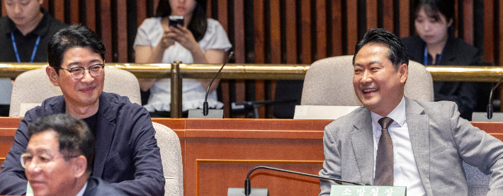 국민의힘 당 대표 선거에 출마한 장동혁(오른쪽), 주진우 의원이 4일 국회에서 열린 의원총회에서 나란히 앉아 있다. 연합뉴스