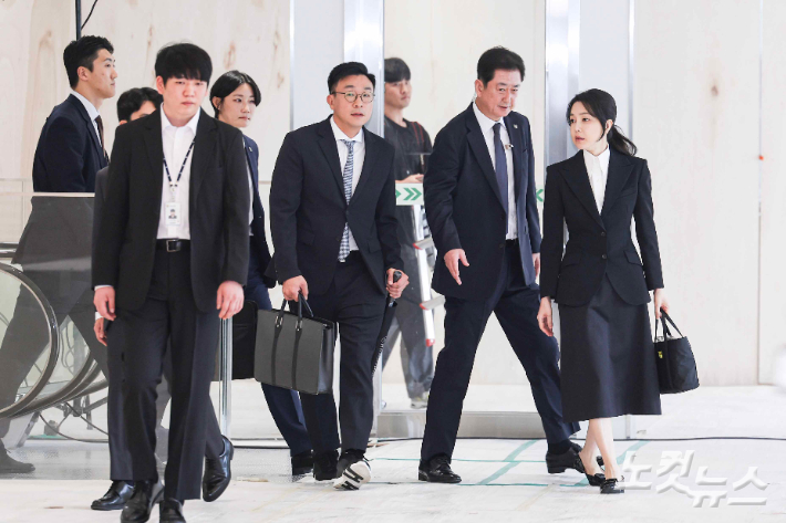 윤석열 전 대통령의 부인 김건희 씨가 6일 오전 서울 종로구 KT 광화문빌딩 웨스트에 마련된 민중기 특별검사 사무실로 출석하고 있다. 사진공동취재단