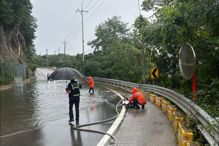 6일 오전 11시 22분쯤 양구군 국토정중앙면 하남리의 한 도로가 침수됐다는 신고가 접수돼 관계당국이 긴급 조치에 나섰다. 강원소방본부 제공