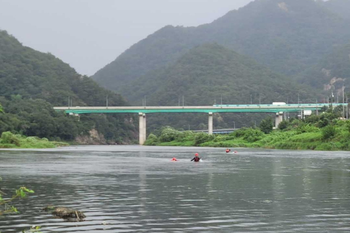 6일 오전 9시 43분쯤 강원 원주시 지정면 월송리 한솔교 인근 섬강에서 60대 남성 2명이 물에 빠져 구조당국이 수색 작업을 벌이고 있다. 강원소방 제공