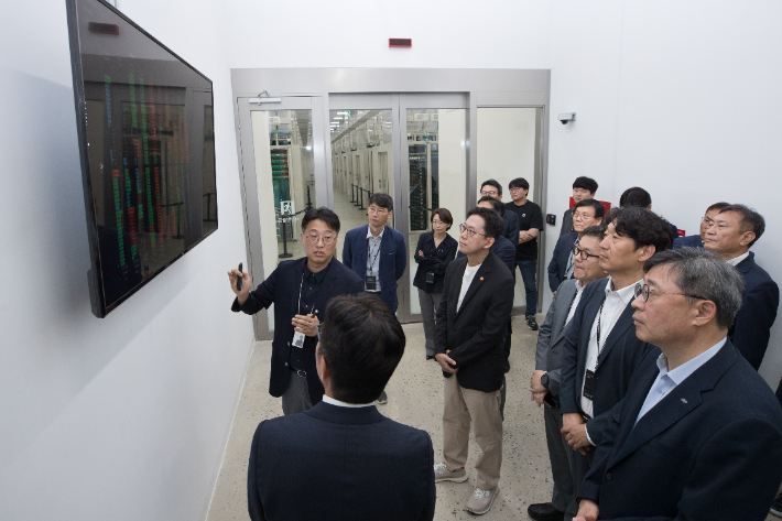 배경훈 과학기술정보통신부 장관이 지난달 24일 세종 네이버데이터센터를 방문해 시찰하고 있다. 과학기술정보통신부 제공