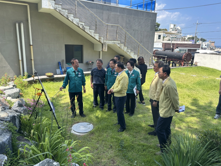 김성범 해양수산부 차관이 지난 5일 포항 지역 양식장을 방문해 고수온 피해 현장의 애로사항과 포항 수산업 정책 전반에 대한 브리핑을 듣고 있다. 포항시 제공