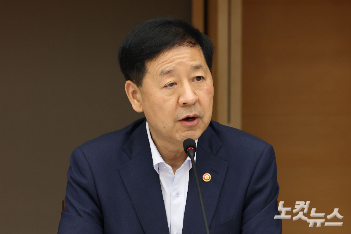 구윤철 경제부총리 겸 기획재정부 장관이 5일 서울 중구 대한상의 챔버라운지에서 열린 경제부총리 및 경제6단체장 성장전략TF 1차 회의에 참석해 모두발언을 하고 있다. 류영주 기자