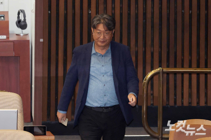 '차명거래 논란'에 휩싸인 뒤 더불어민주당을 탈당한 이춘석 무소속 의원. 박종민 기자