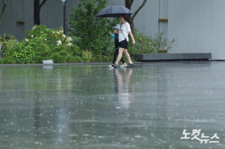 전국이 대체로 흐리고 비가 내리는 6일 서울 종로구 광화문 광장에 우산을 쓴 시민들이 발걸음을 옮기고 있다.