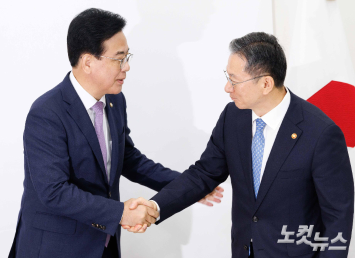 국민의힘 송언석 비상대책위원장 겸 원내대표가 6일 오후 국회에서 정성호 법무부 장관을 접견하고 있다. 황진환 기자