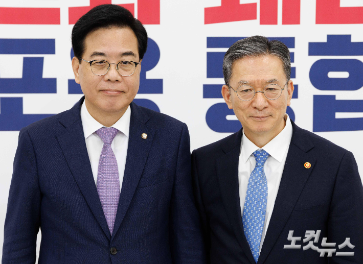 국민의힘 송언석 비상대책위원장 겸 원내대표와 정성호 법무부 장관. 황진환 기자