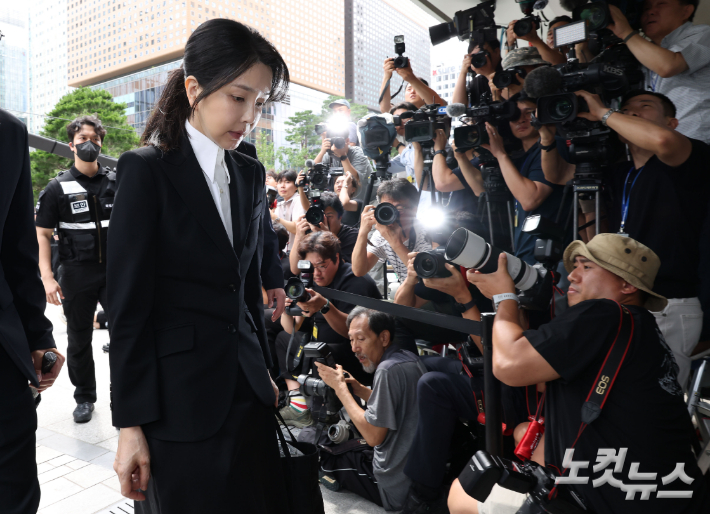 윤석열 전 대통령 부인 김건희 씨가 6일 오전 서울 종로구 KT광화문빌딩 웨스트에 마련된 민중기 특별검사팀에 피의자 신분으로 첫 출석하고 있다. 류영주 기자