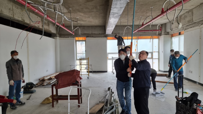 강소교회세우기위원회가 교회 인테리어 공사를 진행하고 있다. 강소교회세우기위원회 제공