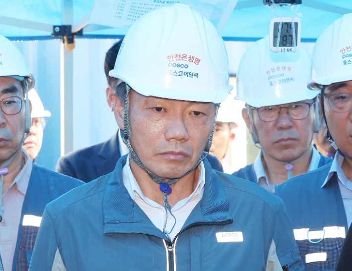6일 송치영 포스코이앤씨 신임 대표 내정자가 작업자가 중상을 입고 의식불명에 빠진 사고가 발생한 경기도 광명시 포스코이앤씨 고속도로 건설공사 현장에서 더불어민주당 을지로위원회 위원들의 발언을 듣고 있다. 연합뉴스
