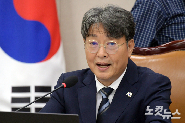 '차명거래 논란'에 휩싸인 뒤 더불어민주당을 탈당한 이춘석 의원. 윤창원 기자