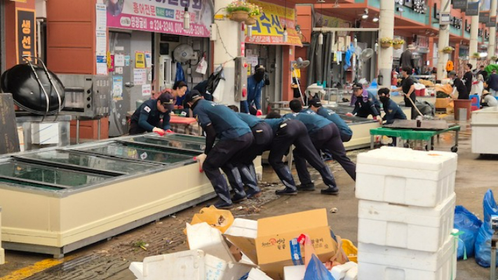 전남경찰청 2개 중대 총 115명이 투입돼 5일 함평 천지 전통시장 내·외부 집기류 정리 등 수해 복구에 힘을 보탰다. 전남경찰청 제공
