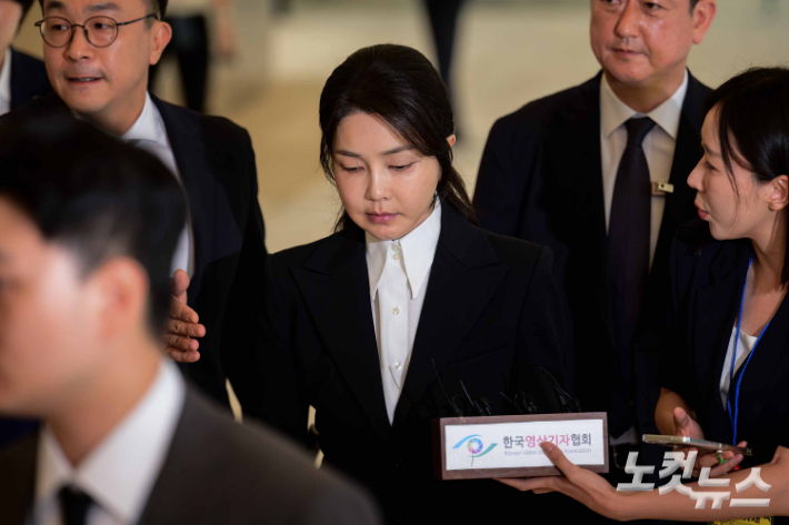 윤석열 전 대통령의 부인 김건희 씨가 6일 오전 서울 종로구 KT 광화문빌딩 웨스트에 마련된 민중기 특별검사 사무실로 출석하고 있다. 사진공동취재단