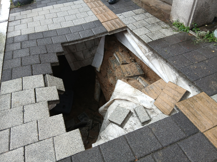 충주서 인도 땅꺼짐 발생…20대 여성 다쳐