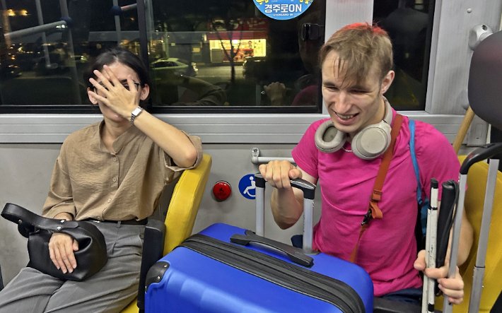 버스기사 김수찬씨, 발동동 시각장애인 해외관광 일행 경주역 이송