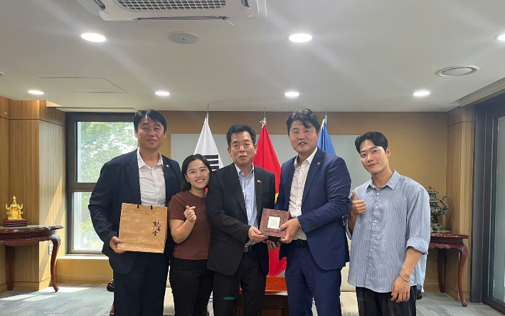 권재행 한국다문화재단이사장(오른쪽 2번째)이 서울 주한베트남대사관에서 '부 호'베트남한국대사(오른쪽 3번째)에게 제선당 제품을 전달하고 있다. 경주시 제공