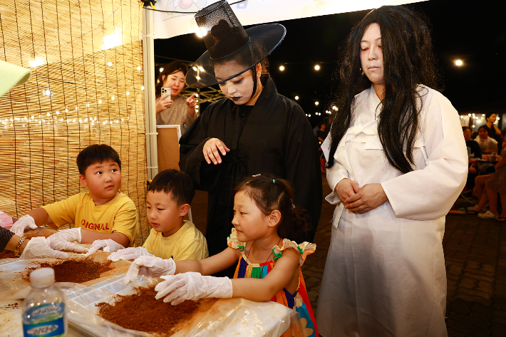 울진군의 야간 관광 활성화 프로그램인 '야(夜) 울진' 행사. 울진군 제공