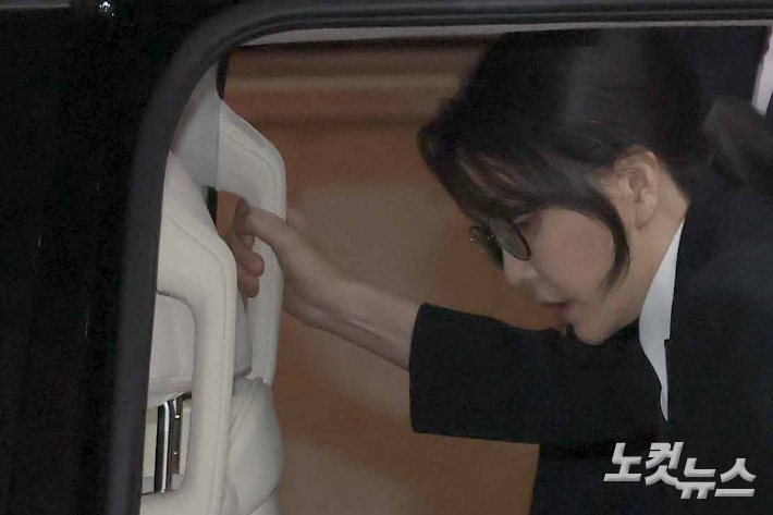 윤석열 전 대통령 부인 김건희 씨가 6일 서울 광화문 KT웨스트빌딩에 마련된 민중기 특별검사팀에 출석해 조사를 마친 뒤 귀가하고 있다. 박종민 기자