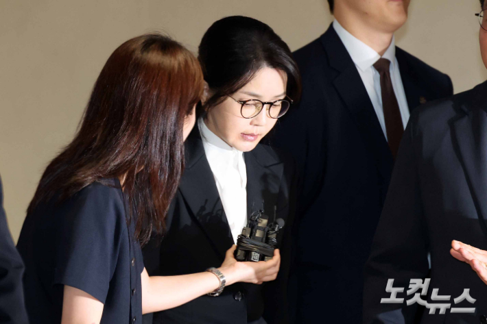 윤석열 전 대통령 부인 김건희 씨가 6일 서울 광화문 KT웨스트빌딩에 마련된 민중기 특별검사팀에 출석해 조사를 마친 뒤 귀가하고 있다. 박종민 기자