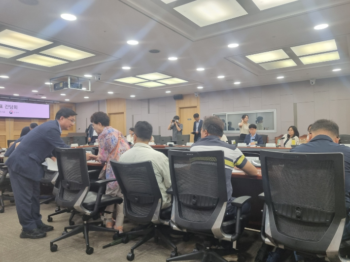 김성환 환경부 장관이 6일 국회의원회관 제1세미나실에서 열린 '가습기살균제 피해자단체 대표 간담회'에 참석해 행사 시작 전 참석자들과 악수를 나누는 모습. 최서윤 기자