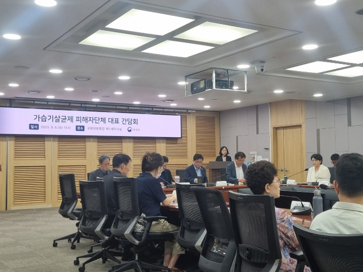 6일 국회의원회관 제1세미나실에서 가습기살균제 피해자단체 대표 간담회가 열린 모습. 당정 측에선 김성환 환경부장관, 안호영 국회 환경노동위원장, 심종섭 국무조정실 사회조정실장, 박연재 환경부 환경보건국장이 참석했다. 최서윤 기자 