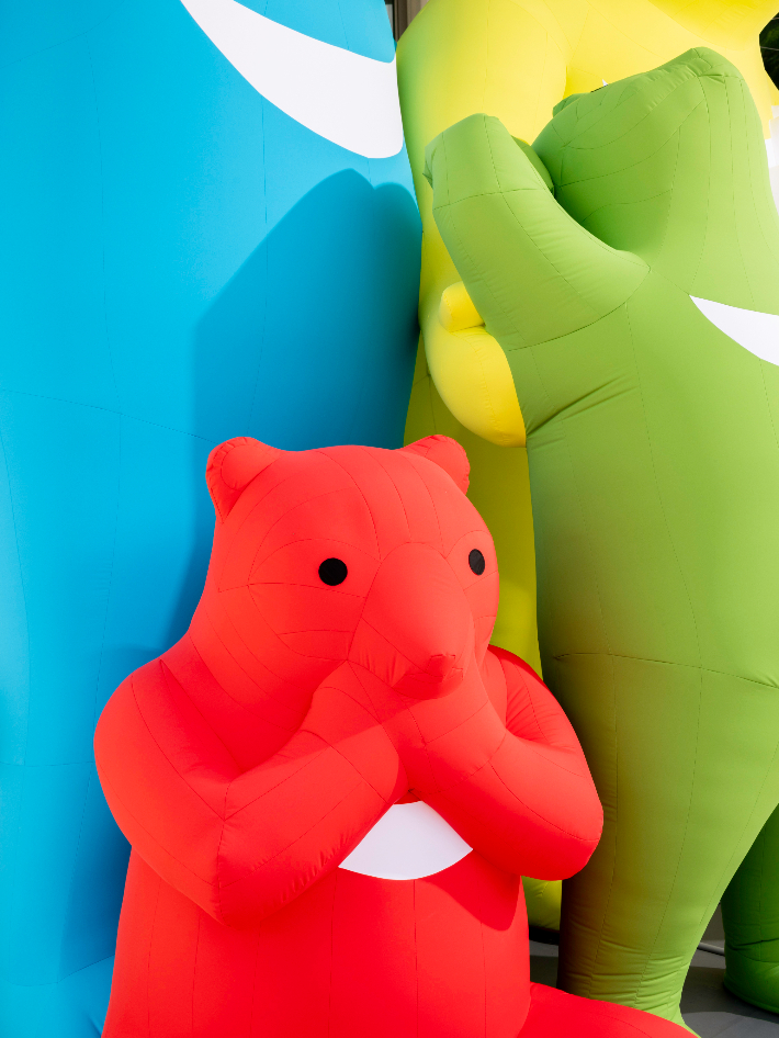 고정수, '한마음 한가족', 공기조형물, 350x339.1x250.7cm(2025). 양주시립민복진미술관 제공